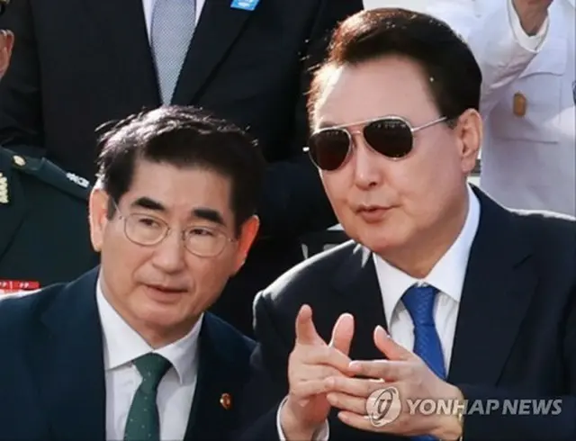 非常戒厳の宣言を主導した尹大統領（右）と金龍顕（キム・ヨンヒョン）前国防部長官＝（聯合ニュース）