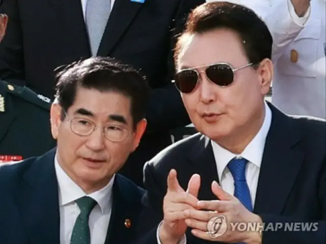 非常戒厳の宣言を主導した尹大統領（右）と金龍顕（キム・ヨンヒョン）前国防部長官＝（聯合ニュース）