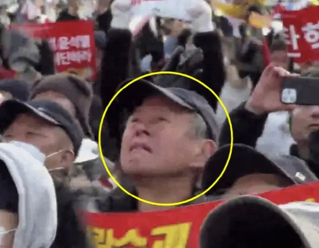 尹大統領の弾劾可決に涙…70代の男性、BBCに「So happy」＝韓国