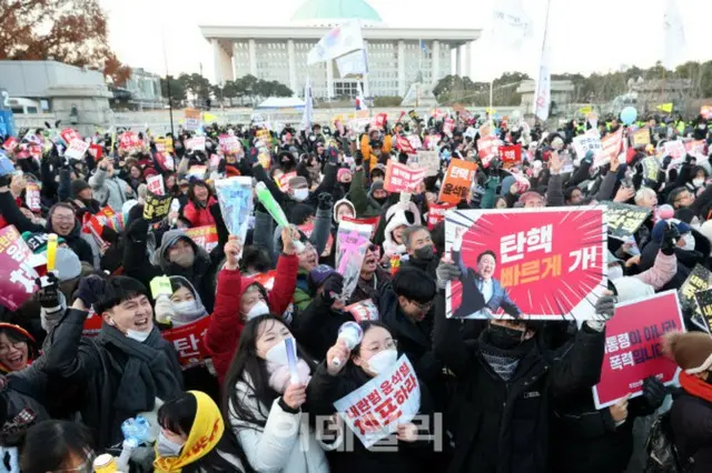 「かまぼこ串、1本5000ウォン？」…弾劾集会でぼったくりの露店に批判＝韓国