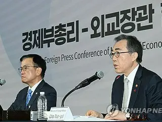 韓国経済・外交トップが異例の共同会見　「国民の底力信じてほしい」