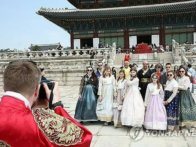 ソウルにある朝鮮王朝時代の宮殿、景福宮を訪れた外国人観光客（資料写真）＝（聯合ニュース）