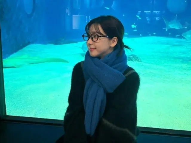 「aespa」KARINA、水族館で“彼女ショット”…めがねのパーツが壊れちゃった？