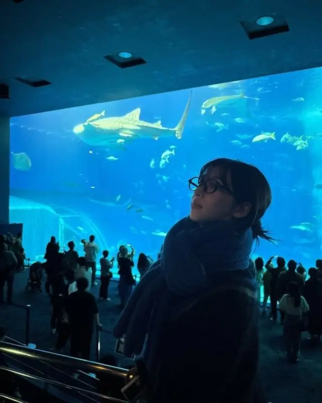 「aespa」KARINA、水族館で“彼女ショット”…めがねのパーツが壊れちゃった？