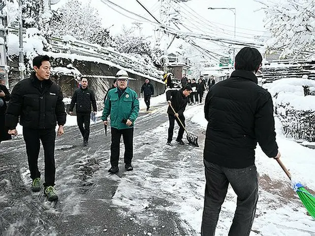 １１月２８日に除雪作業を視察した呉世勲（オ・セフン）ソウル市長（左端、ソウル市提供）＝（聯合ニュース）