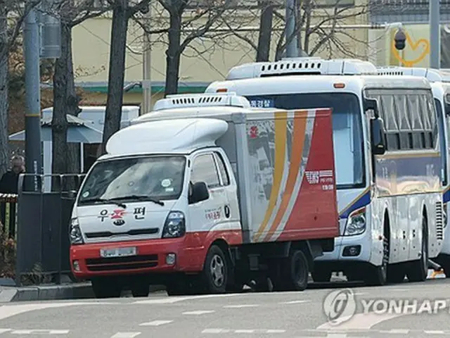 大統領公邸付近に停車している郵便局の車両＝２３日、ソウル（聯合ニュース）