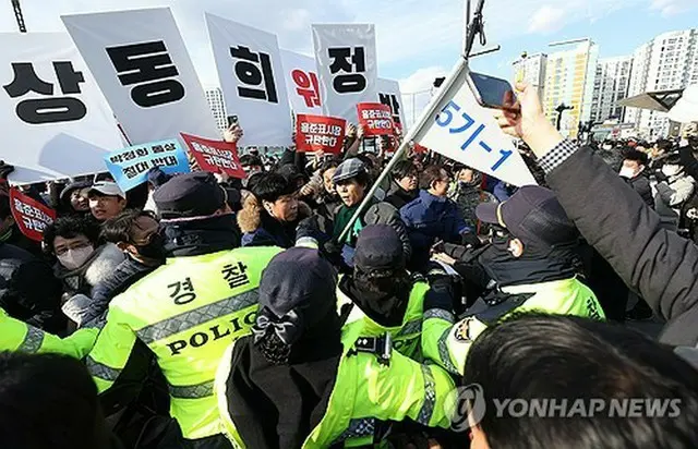 東大邱駅前の広場で朴正熙元大統領の銅像設置に反対する市民団体のメンバー＝２３日、大邱（聯合ニュース）