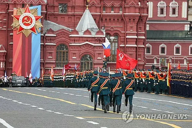 今年５月にモスクワ・赤の広場で行われた軍事パレードの様子＝（タス通信＝聯合ニュース）≪転載・転用禁止≫