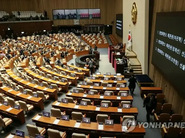 憲法裁判所の裁判官３人に対する任命同意案の採決が行われた国会本会議＝２６日、ソウル（聯合ニュース）