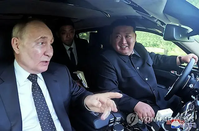 今年６月に訪朝したプーチン氏は、金正恩氏にロシア製の高級車「アウルス」を贈った。平壌・錦繍山迎賓館の敷地内でアウルスを交互に運転し親交を深めた＝（朝鮮中央通信＝聯合ニュース）≪転載・転用禁止≫