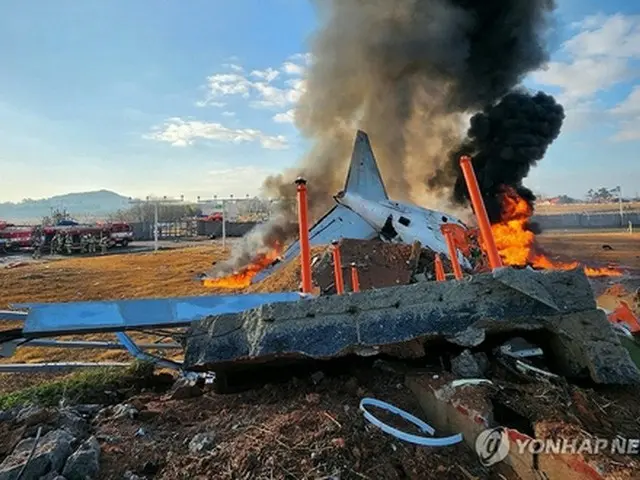 韓国の空港で旅客機墜落　死傷者多数＝１８１人搭乗