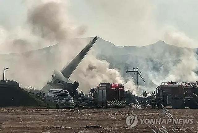 空港の外壁と衝突した旅客機＝２９日、務安（聯合ニュース）