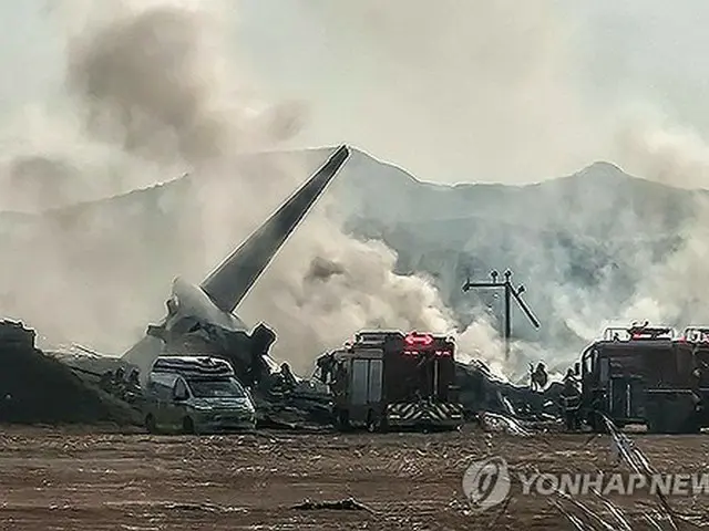 空港の外壁と衝突した旅客機＝２９日、務安（聯合ニュース）