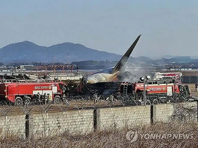 胴体着陸に失敗したチェジュ航空の旅客機＝２９日、務安（聯合ニュース）