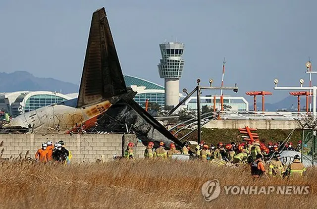 胴体着陸に失敗したチェジュ航空の旅客機＝２９日、務安（聯合ニュース）