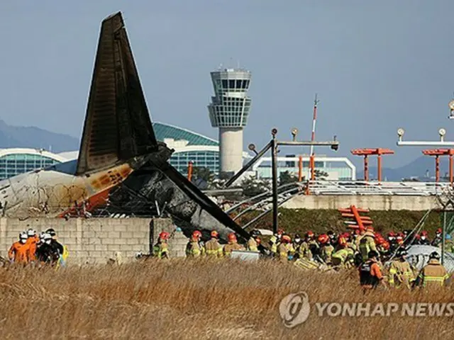 胴体着陸に失敗したチェジュ航空の旅客機＝２９日、務安（聯合ニュース）