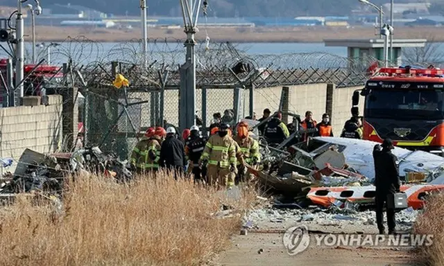 胴体着陸に失敗したチェジュ航空の旅客機＝２９日、務安（聯合ニュース）