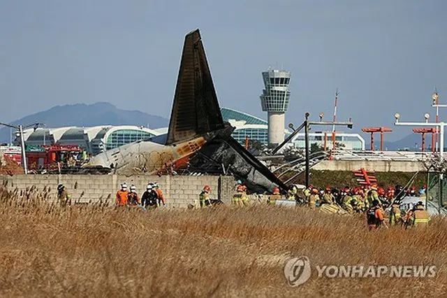 韓国南西部、全羅南道にある務安国際空港で２９日午前９時７分ごろ、旅客機が胴体着陸を試みて失敗する事故が発生した。乗客乗員１８１人のうち２人が救助されたが、多数の死傷者が出ているもようだ＝（聯合ニュース）