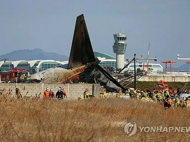 韓国南西部、全羅南道にある務安国際空港で２９日午前９時７分ごろ、旅客機が胴体着陸を試みて失敗する事故が発生した。乗客乗員１８１人のうち２人が救助されたが、多数の死傷者が出ているもようだ＝（聯合ニュース）