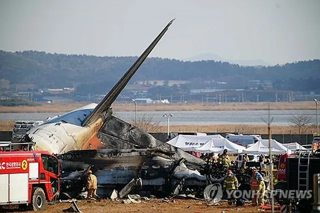 韓国南西部、全羅南道にある務安国際空港で２９日午前９時７分ごろ、旅客機が胴体着陸を試みて失敗する事故が発生した。乗客乗員１８１人のうち２人が救助されたが、多数の死傷者が出ているもようだ。外壁に衝突して大破した旅客機＝（聯合ニュース）