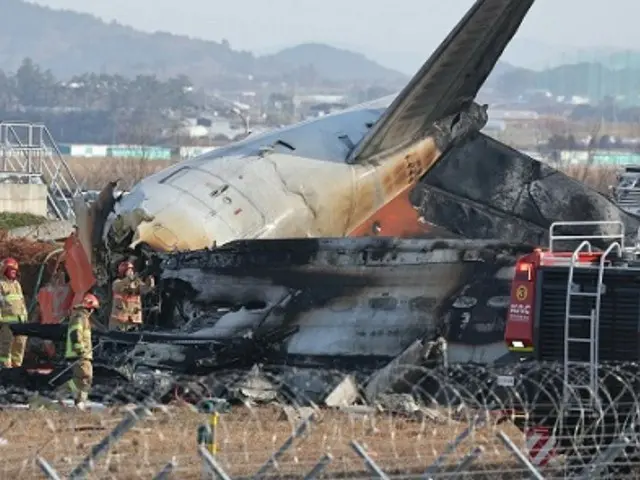 29日午前、全羅南道務安国際空港で着陸中の航空機が滑走路を離脱し、フェンスの外壁と衝突した中、事故現場で消防隊員たちが人命救助をしている