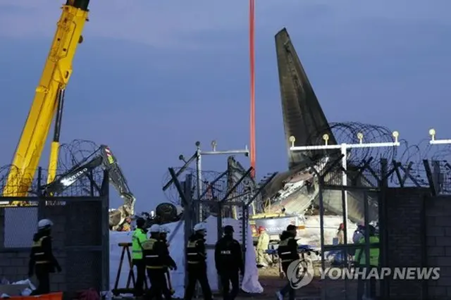 韓国南西部、全羅南道にある務安国際空港で２９日午前９時７分ごろ、旅客機が胴体着陸を試みて失敗する事故が発生した。外壁に衝突して大破した旅客機＝（聯合ニュース）