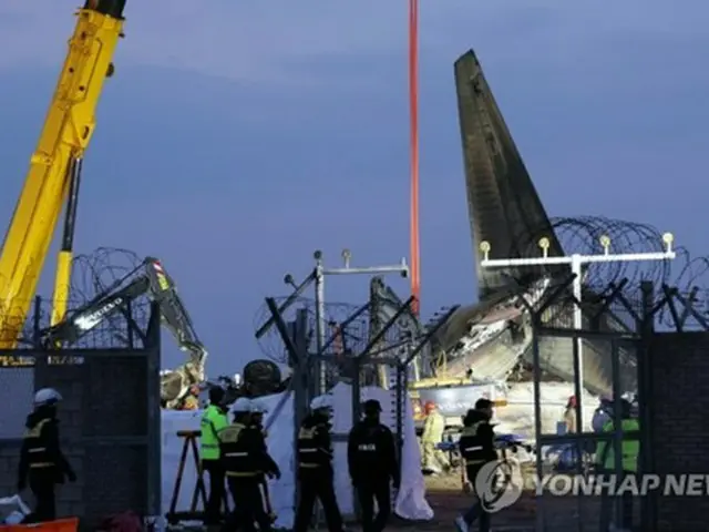 韓国南西部、全羅南道にある務安国際空港で２９日午前９時７分ごろ、旅客機が胴体着陸を試みて失敗する事故が発生した。外壁に衝突して大破した旅客機＝（聯合ニュース）