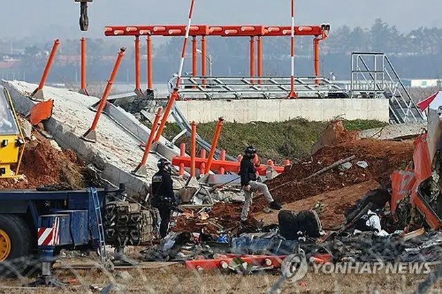 事故機が衝突して破損した構造物＝３０日、務安（聯合ニュース）