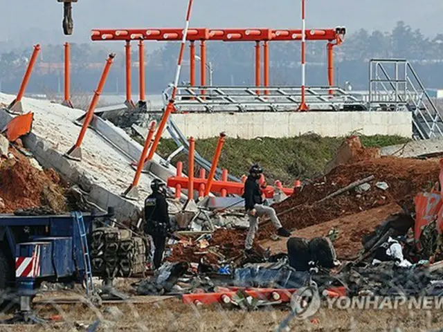 事故機が衝突して破損した構造物＝３０日、務安（聯合ニュース）