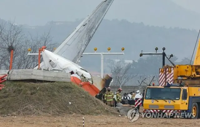 事故現場で作業する関係者ら＝３０日、務安（聯合ニュース）