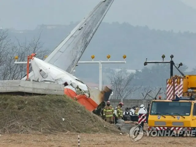 事故現場で作業する関係者ら＝３０日、務安（聯合ニュース）