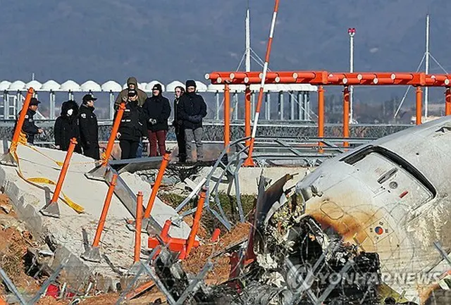 韓国南西部の務安国際空港で１７９人が死亡した旅客機事故を巡り、米国家運輸安全委員会（ＮＴＳＢ）の関係者をはじめとする韓米の合同調査チームが事故現場で調査を進めている＝３１日、務安（聯合ニュース）