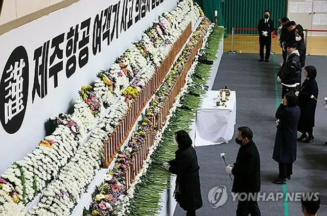 韓国南西部の務安国際空港で発生した旅客機事故の犠牲者を追悼するため、務安スポーツパークに設けられた合同焼香所を弔問客が訪れている＝３０日、務安（聯合ニュース）