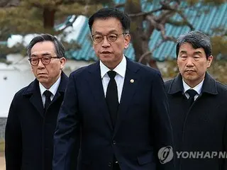 韓国大統領代行が国立墓地を参拝　「国政安定に力」