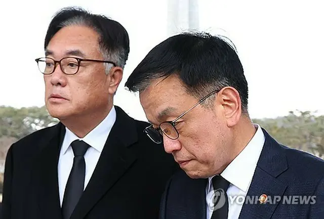 １日に国立ソウル顕忠院を参拝した崔氏（右）と鄭氏（大統領室通信写真記者団）＝（聯合ニュース）