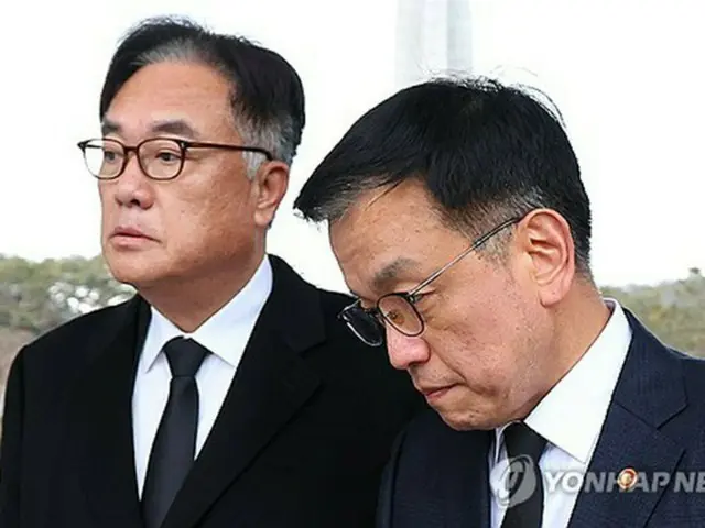 １日に国立ソウル顕忠院を参拝した崔氏（右）と鄭氏（大統領室通信写真記者団）＝（聯合ニュース）