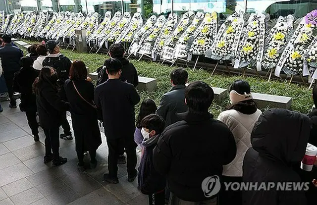 務案国際空港に設置された焼香所を訪れた人々＝１日、務案（聯合ニュース）