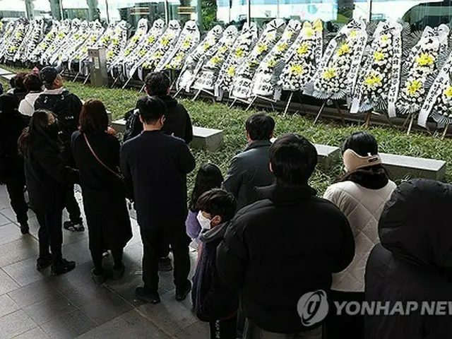 務案国際空港に設置された焼香所を訪れた人々＝１日、務案（聯合ニュース）