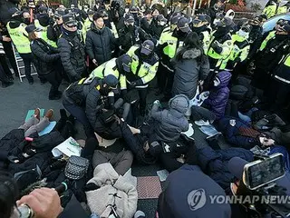 尹大統領支持者が公邸前座り込みで令状執行阻止　警察が強制解散