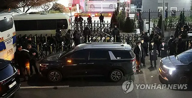 大統領公邸前に到着した公捜処の車両＝３日、ソウル（聯合ニュース）