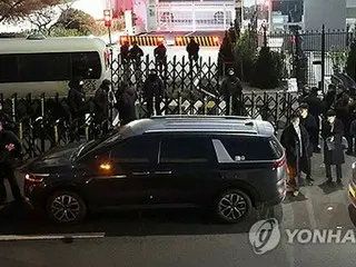 尹大統領の拘束令状執行を開始　捜査官が公邸に進入