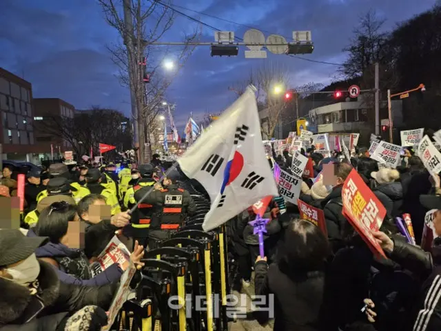 「逮捕直接」vs「われわれが守る」…割れた大統領官邸前＝韓国