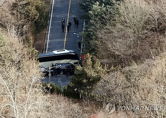 韓国の尹錫悦大統領を内乱容疑で捜査している独立捜査機関「高位公職者犯罪捜査処（公捜処）」は３日、尹大統領の拘束令状執行のため大統領公邸の敷地内に入ったが、大統領警護処の抵抗を受け、執行を中止した。敷地内の道路が車両でふさがれている＝３日、ソウル（聯合ニュース）