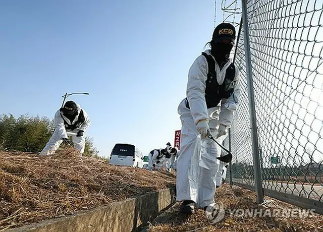 １日午後、事故現場の周辺で調査を行う警察関係者＝（聯合ニュース）