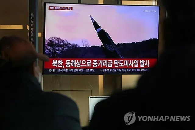 ソウル駅で北朝鮮の弾道ミサイル発射のニュースを見つめる人たち＝６日、ソウル（聯合ニュース）