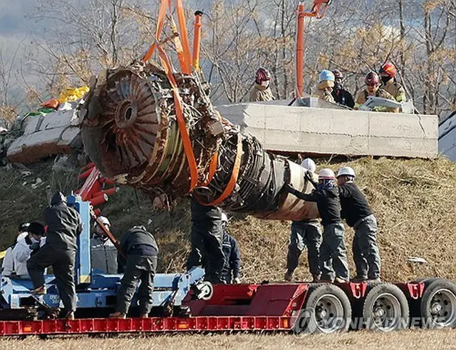 務安国際空港で３日、チェジュ航空機のエンジンの回収作業が行われた＝（聯合ニュース）