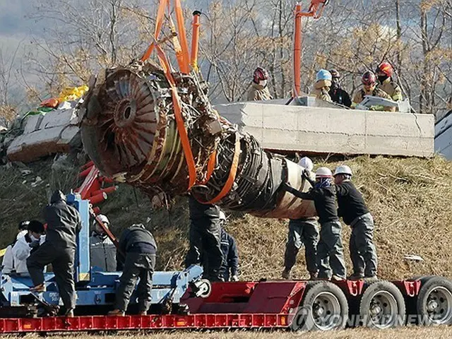 旅客機事故「バードストライクを確認」　エンジンから羽毛＝韓国政府