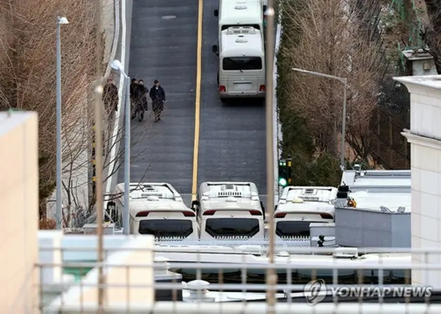 大統領公邸の敷地内にある道路をふさぐバス＝８日、ソウル（聯合ニュース）