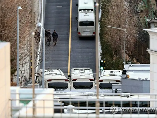 大統領公邸の敷地内にある道路をふさぐバス＝８日、ソウル（聯合ニュース）