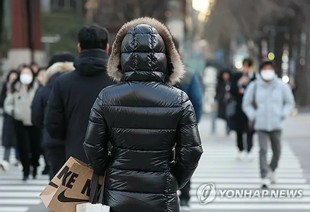 厚着して出勤するソウル市民＝（聯合ニュース）